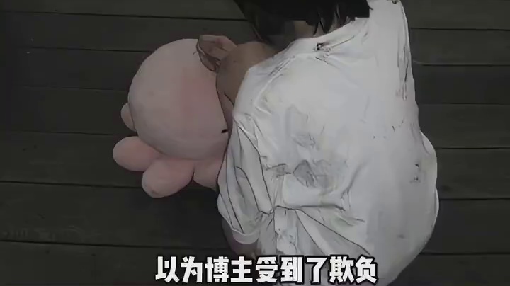 叔叔阿姨们不懂cos，但他们会心疼一位陌生的孩子