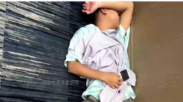 黑蛋睡觉成景点，万恶之源徐必成 #KPL  #2025KPL夏季赛  #大帅  #一诺  #清融