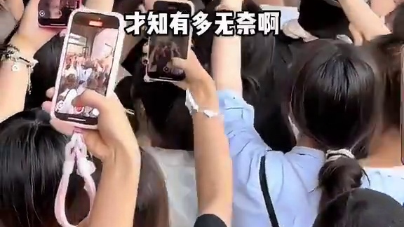 不同明星面对路人拍摄，吴京冷脸，黄晓明暖心送水，范丞丞寸步难行#黄晓明 #吴京 #范丞丞 #娱乐评论