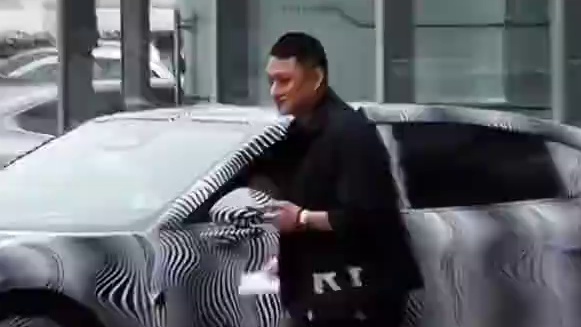 穿着背带裤？小鹏新P7官图发布，网友吵翻天了 #小鹏新P7  #小鹏汽车  #小鹏P7  #全新小鹏