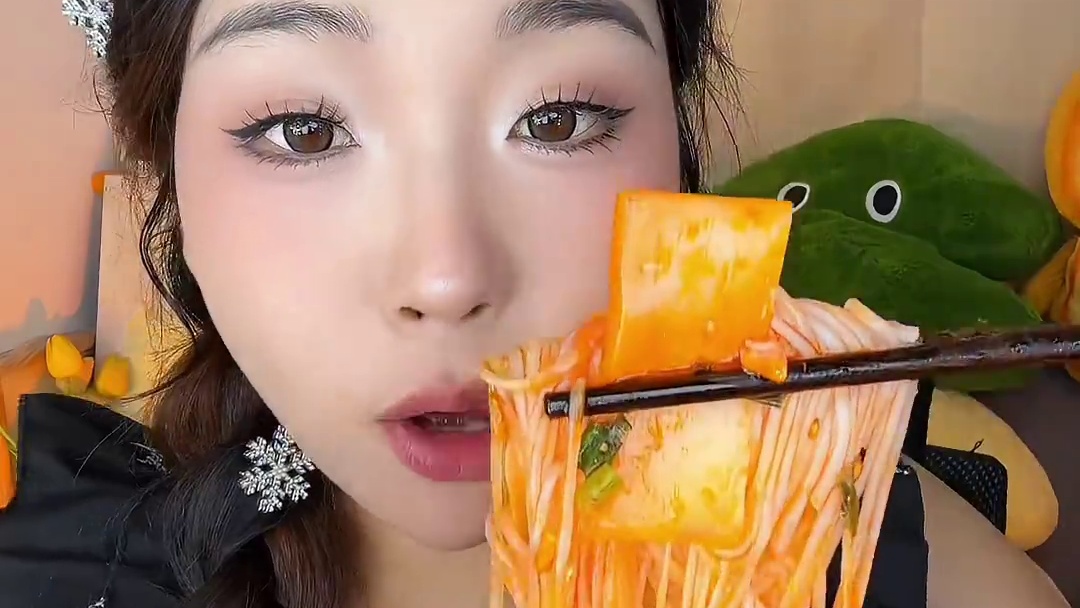 里面自带一包笋！酸爽过瘾吃起来特别板正！辣的真的好过瘾啊！！重口味姐妹会很喜欢！#速食美食 #灵魂宵