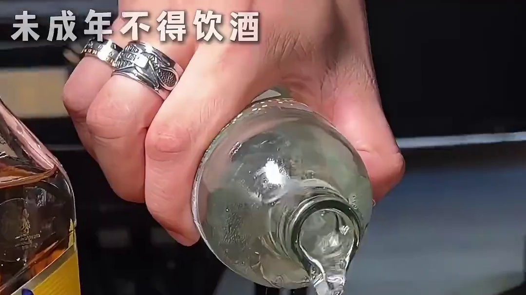 挖到一家拿捏打工人的日式餐厅，还可以玩投币清酒机！ #上海美食 #魔都探店 #食運 #创意日料 #打