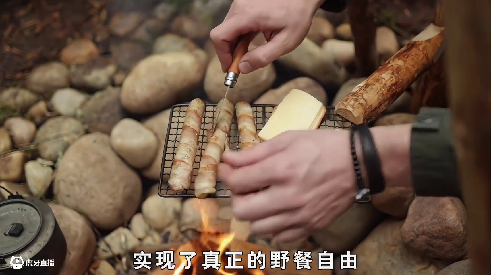 果然在野外还是利用巨树搭建庇护所更安全