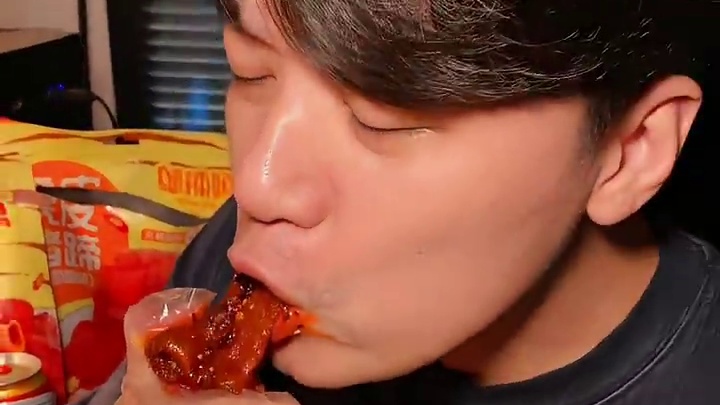 肉里胶质丰盈，卤味透骨，香迷糊了！#零食推荐#虎皮猪蹄#追剧小零食