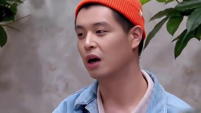 #于适  新综艺路透频上热搜，抱吉他与彝族音乐人同唱，画面让人瞬间梦回《#我的阿勒泰  》里月下弹唱