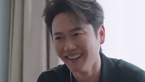 #卓沅问纪凌尘要给谁披婚纱  #纪凌尘  一不小心将“裙纱”唱成了“婚纱”，八卦之心瞬起，#卓沅  