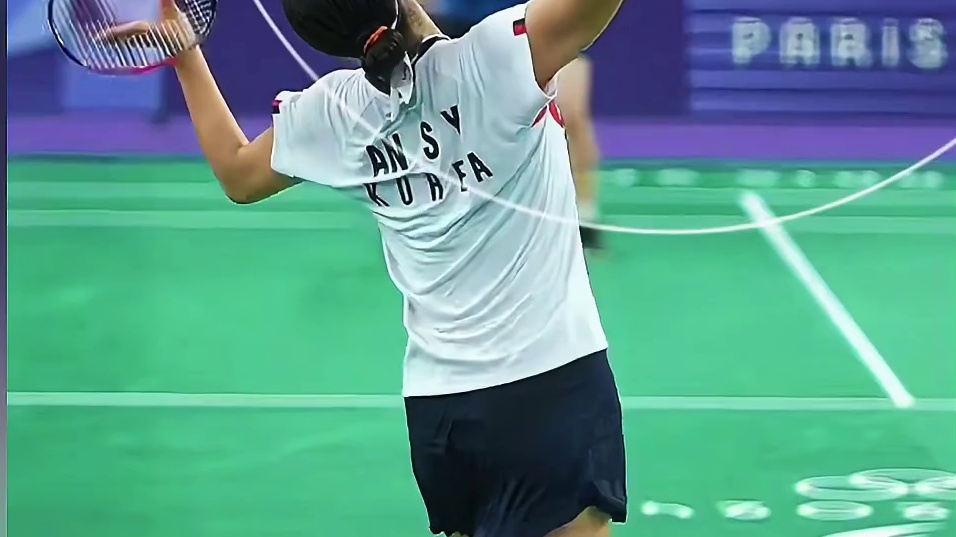 安洗莹真的不转身？技术流对比，你更喜欢哪一种击球动作？ #羽毛球 #安洗莹 #头顶球教学 #羽毛球教