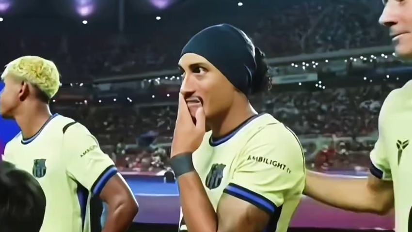 莱万有颗童心啊！赛前故意挑逗身前的韩国球童