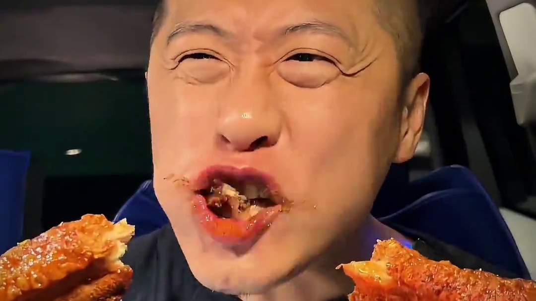 深夜爆辣脆皮五花肉快乐水嘎嘎香 #深夜放毒 #脆皮五花肉 #妈呀太香了 #大口吃肉的感觉真好