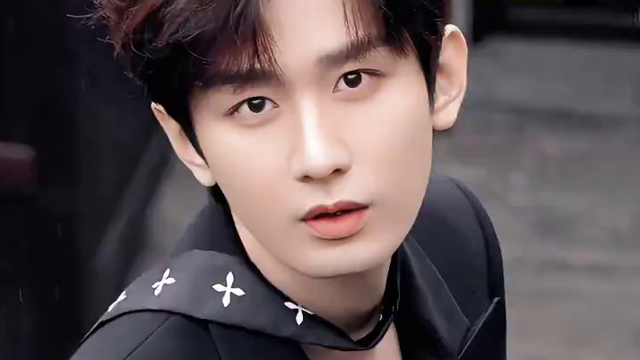 #成毅新歌致敬抗战胜利80周年     成毅献唱纪念中国人民抗战胜利80周年推广曲“敢当”，震撼人心