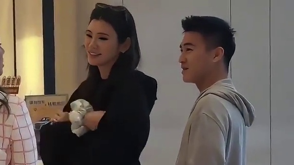 为何奚梦瑶出门总穿平底鞋？本以为追求舒适，背后藏着她对何猷君的细腻守护 #奚梦瑶  #何猷君  #何