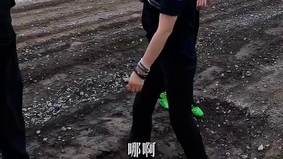 拉力赛道惊现神秘深坑？哪位车手的杰作？ 这可能是俩位小车手在锐思独特的签名方式吧～#赛车手 #青少年