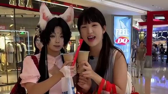 30多度的天气给城市的劳动者们送上一杯奶茶清凉一夏！！ #谁懂一起喝奶茶的含金量 #就爱这么喝一夏