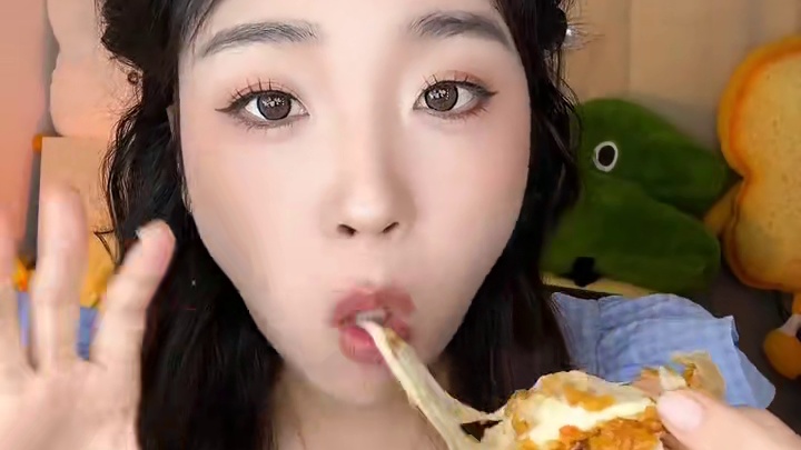 一共八个口味！芝士味一定要热着吃哦 拉丝好长～这糯米单独吃都是好吃的，一盒4个共到手32个！#纸皮烧