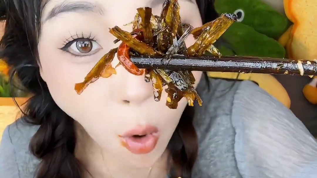 懂它为啥叫人类快乐了！妈呀真的快乐！它鲜湿粉！又辣又好吃！我好喜欢！好入味！#人类快乐螺蛳粉 #嗦粉