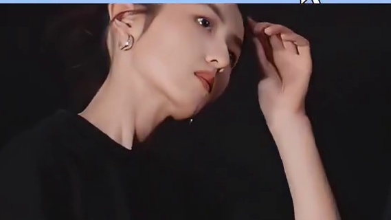 张子枫不止瘦她还有肌肉，这个马甲线谁看了不流口水啊