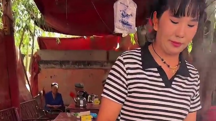 新疆特色烤鸡腿 嫩嫩的鸡肉直爆汁 再搭配个馕谁懂