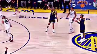 NBA現(xiàn)場普爾無視庫里怒投三分庫里牙套飛了#籃球