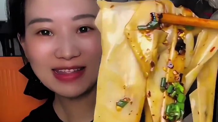 今天吃这个酸菜大宽面。#面条的神仙吃法 #古蔺大宽面 #裤带面