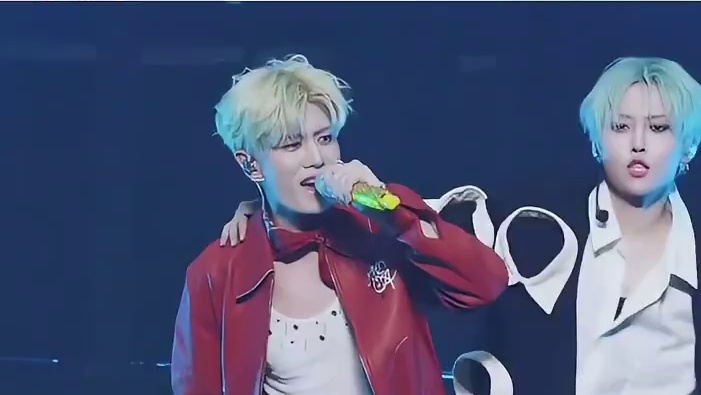 任嘉伦反差好大啊，人前像个什么都不懂的老年人，结果其实是个潮男