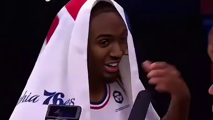 湖人104比118不敌76人终结四连胜！浓眉伤退，老詹31+8+9独木难支