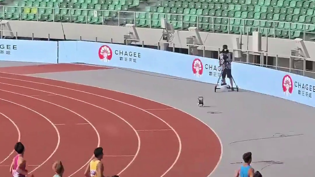 #全国田径锦标赛 男子100米预赛，本赛季全国最好成绩创造者#邓信锐 ，绝对的实力，左右观察大减速1
