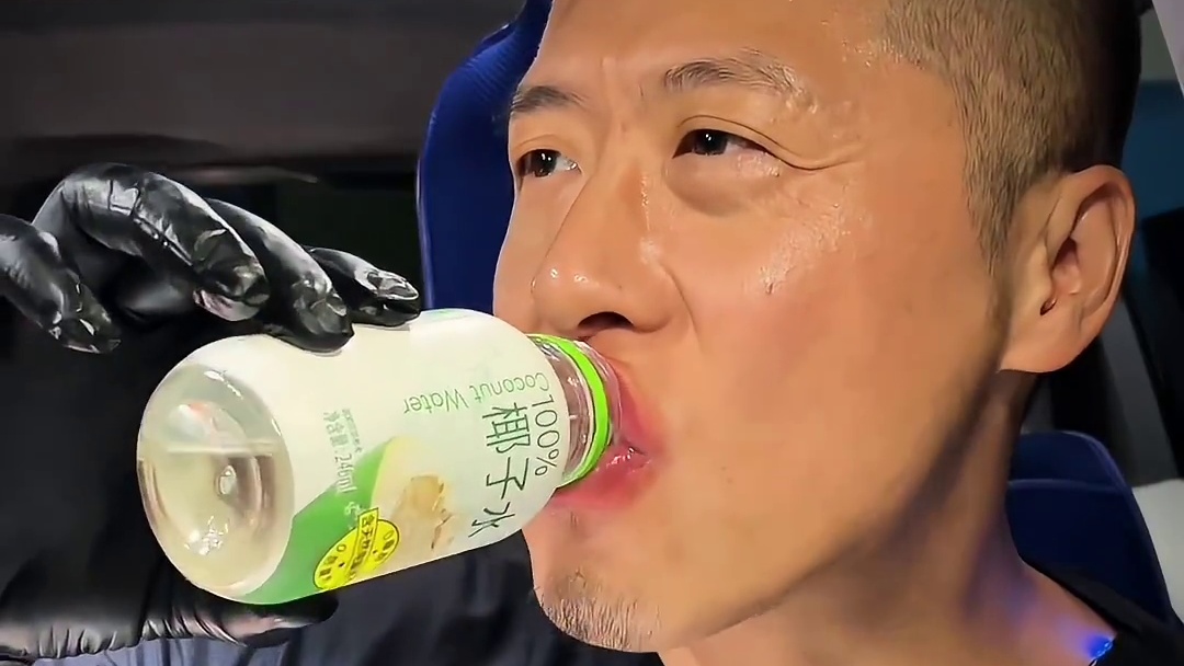 深夜爆辣北京烤鸭快乐水嘎嘎香 #北京烤鸭 #深夜放毒 #大口吃肉 #妈呀太香了