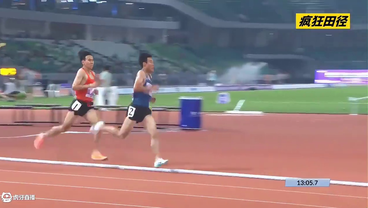 #2025全国田径锦标赛 男子5000米决赛最后一圈对决，#杨克古 13:59.03夺冠，#蒋发坤 