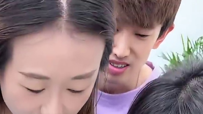 挑战两刀切六块，哈哈 #办公室搞笑 #办公室日常 #真会玩系列