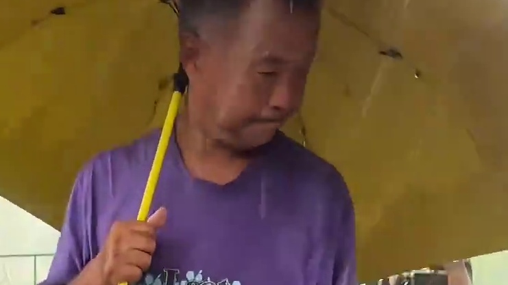 国学大师摆摊遇到下暴雨 #沈巍 #记录生活 #大雨大雨一直下 #日常生活 #热门