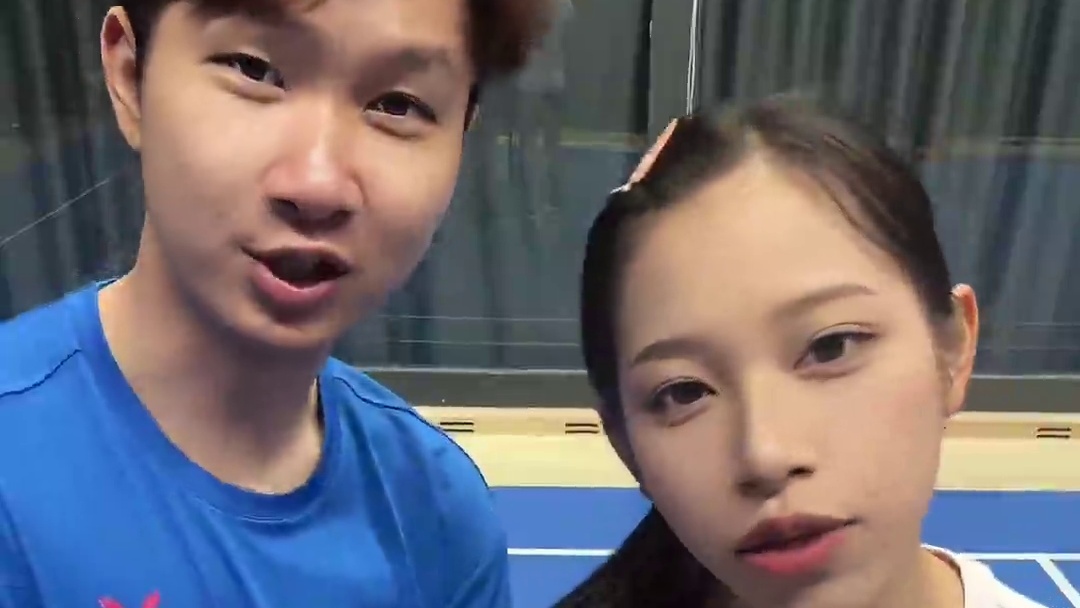 打球时左手有什么作用？ 一定不要忽视非持拍手的作用啊！
*最有用的还是最后一个
#羽毛球 #打羽毛球