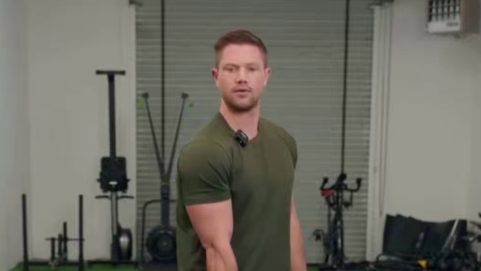 很多健身负重训练动作可以帮助你更好的改善髋内旋活动度 你可以不是一味地进行那些对你没什么效果的传统活