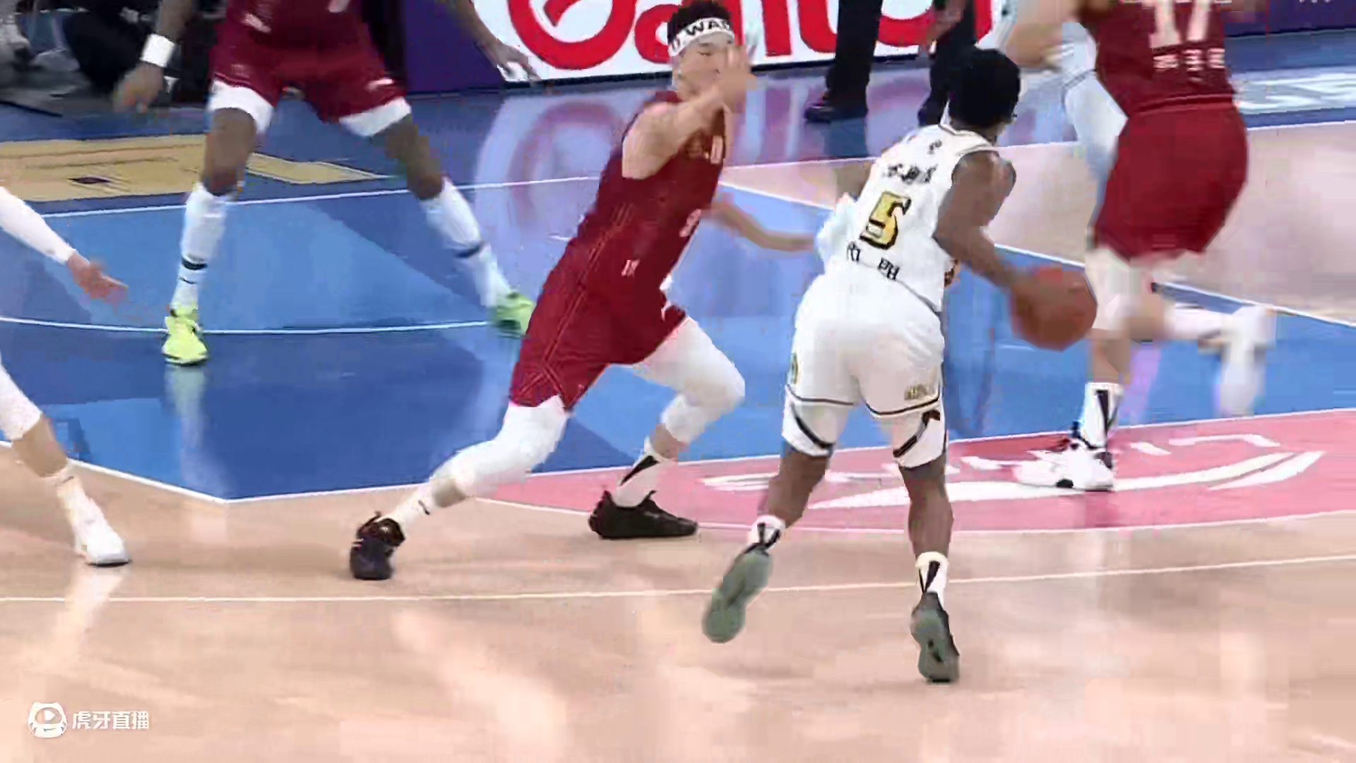 广厦陷入犯规麻烦！大秋被迫休息！孙铭徽能否带队咬住！