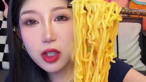 敲好吃的茄皇 汤底巨浓郁 个人喜欢鸡蛋的 #我爱吃 #茄皇方便面 #爱吃面条的看过来 #妈呀太香了 