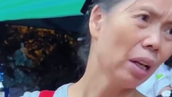 贵州大哥轻松拿走5箱螺蛳粉~ #螺蛳粉