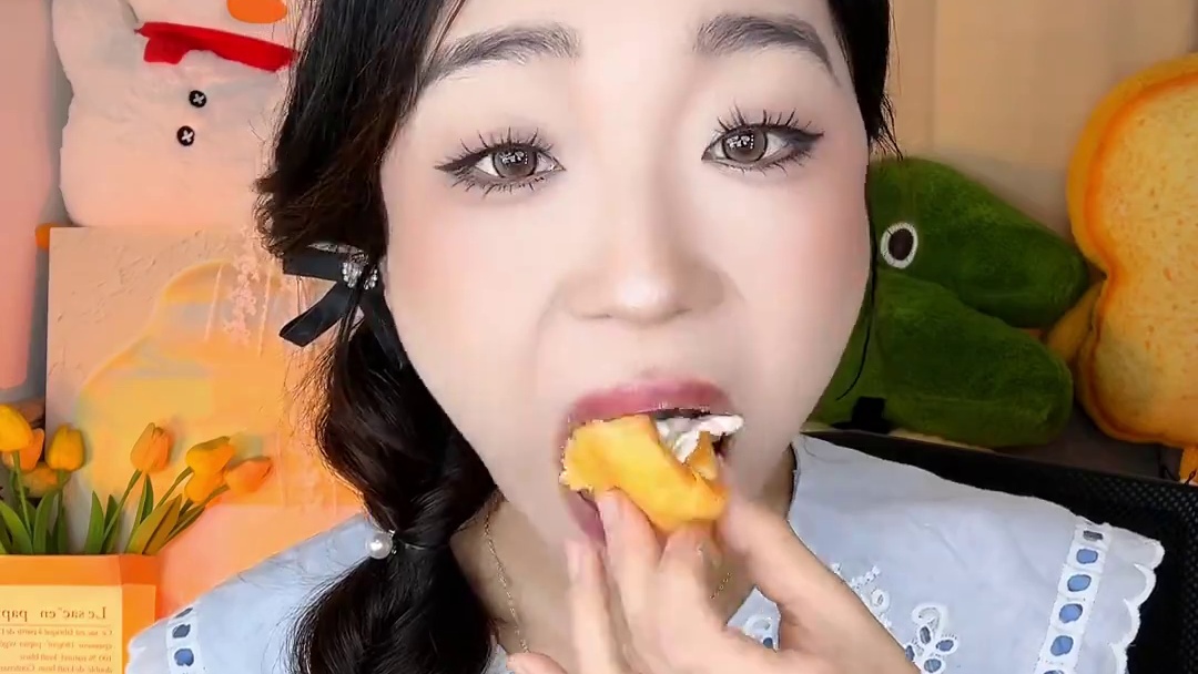 吃点平常不经常在我视频里看到的小甜品哈哈（来晚了姐妹，5点钟突然睡着了 我妈一个电话刚刚把我敲醒#妈