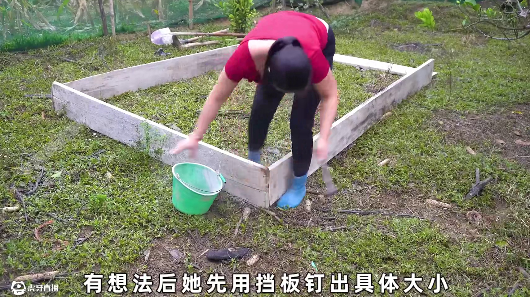 女人在自家后院建造地下避难所抵御危险#野外建造 #高手在民间 #乡村院子改造 #庇护所建造 #解压