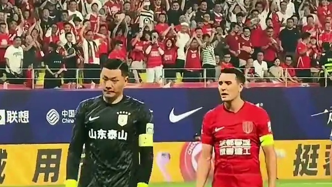 生气了！现场实拍36岁"王大雷 被红牌罚下时，直接将队长袖标丢给队友#足球