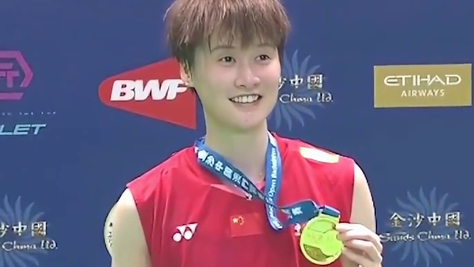 时隔九年再夺澳门赛冠军，疯狂向球迷发礼物也是相当可爱。 #羽毛球