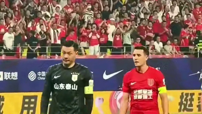 生气了！现场实拍36岁"王大雷 被红牌罚下时，直接将队长袖标丢给队友#足球