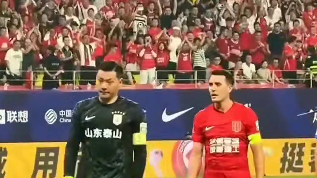 生气了！现场实拍36岁"王大雷 被红牌罚下时，直接将队长袖标丢给队友