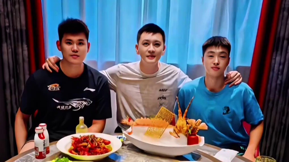 全，全是 禁赛三年未必是终点，更可能是淬炼的起点#杨鸣宴请张峻豪黄秋实 #辽宁男篮 #杨鸣