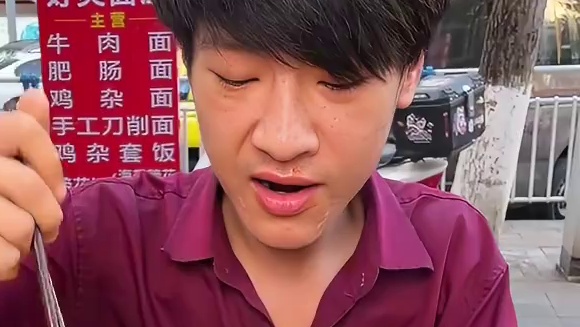 吃过10碗面的江西帅哥居然自带泡椒来挑战，吃辣是真厉害呀#重庆凉面  ﻿#怪味凉面