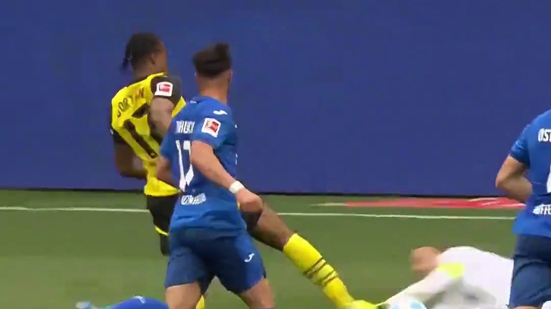 绿巨人燃尽了！38岁胡尔克任意球双响 险些帽子戏法...