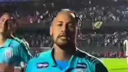 王者归来！内马尔梅开二度破门后亲吻摄像机。