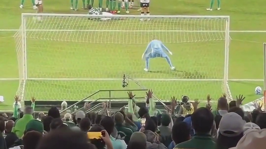 绿巨人燃尽了！38岁胡尔克任意球双响 险些帽子戏法...