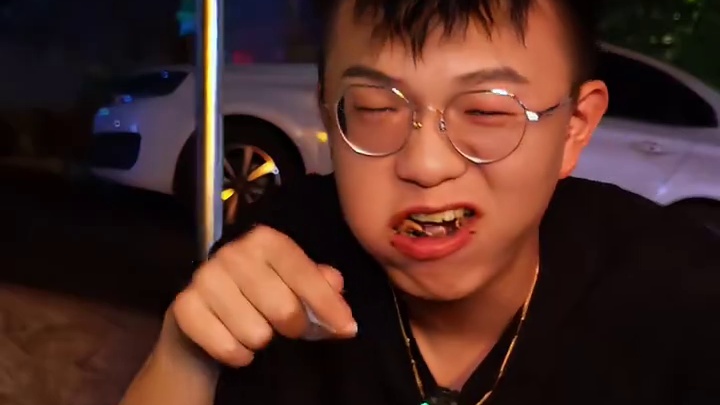 重庆深夜街头的烧烤，裹满油辣椒真是重口天堂