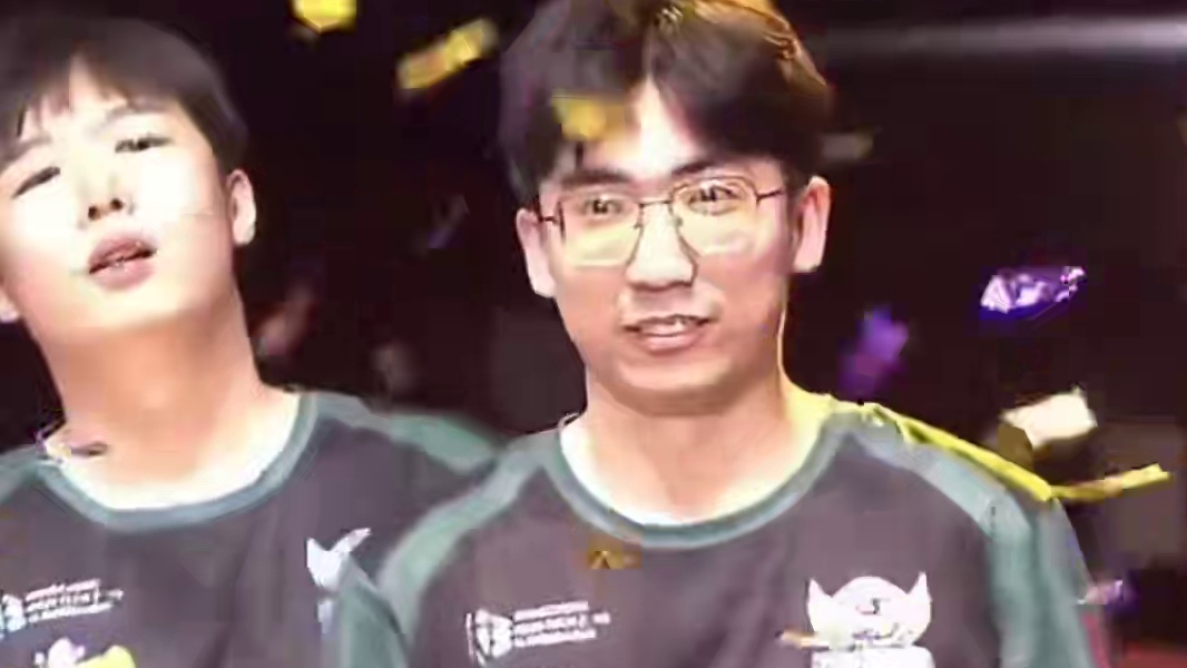 战车夺冠后，莫言在队伍最后不争不抢，让队友尽情庆祝！ 19年加入中国队伍辗转4支队伍打拼到现在一定很