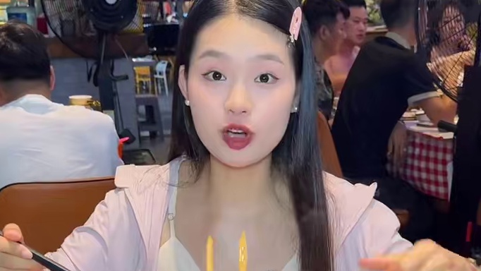 4个人七十多块钱！吃纸包鱼！还有一大桌子菜！真的好丰盛啊！夜宵套餐就来他家安排！刷到赶紧囤起来！#烤