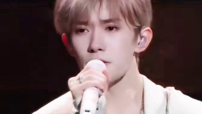 “千玺好走心的一首歌，娓娓道来的故事感” #易烊千玺#山花#易烊千玺上海演唱会#易烊千玺演唱会